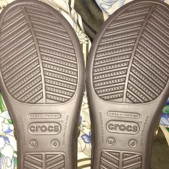 Crocs Sanrah Navy Grey Gold Medallion Circle Sandals Shoes  ❤️New Girls CROCS Brown with Gold Metal Front Gold Medallion Accent Sandals Sz 4